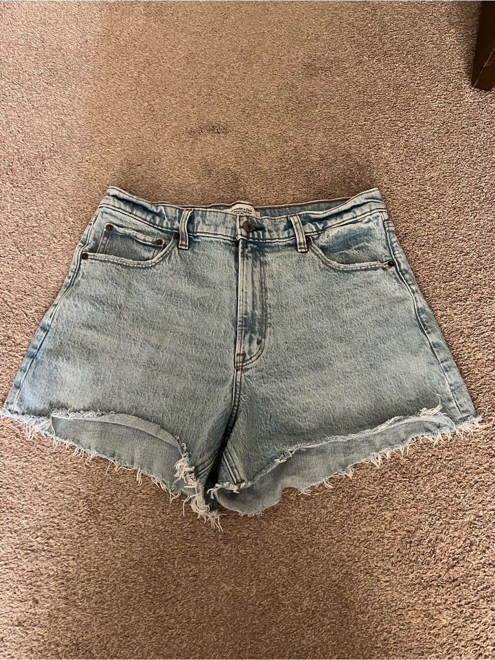 Abercrombie &Fitch 12/31 The 90’s Relaxed Cutoff Short High Rise Distressed